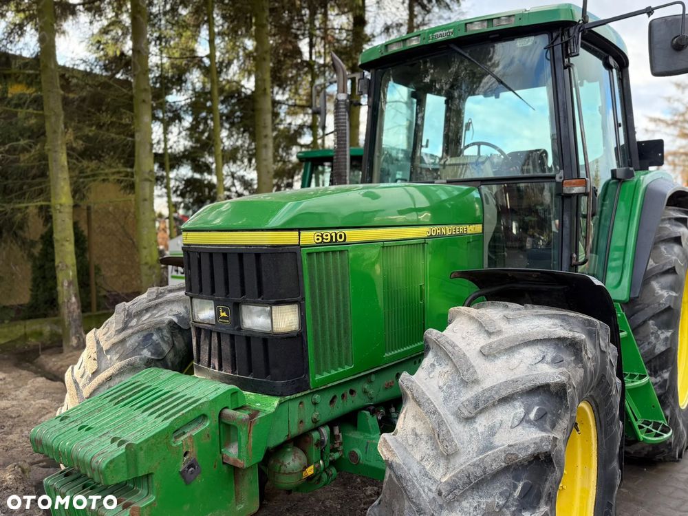 John Deere 6910