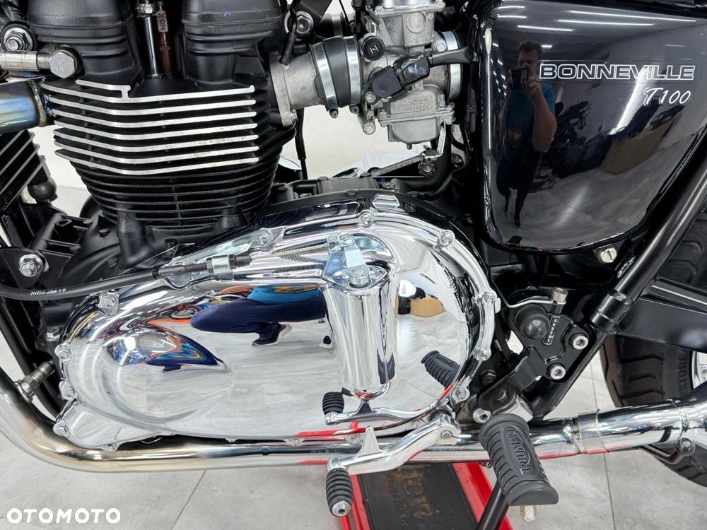 Triumph Bonneville - 4