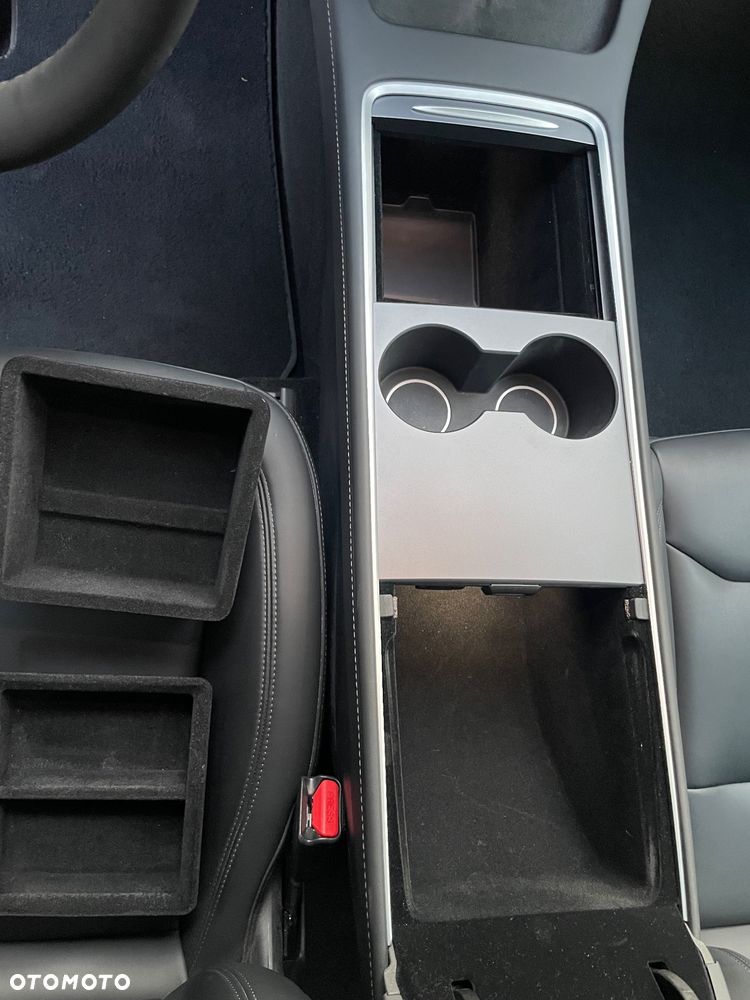Tesla Model Y - 9