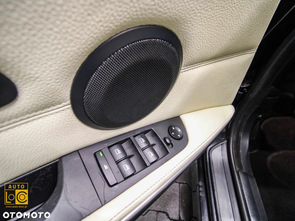 BMW Seria 3 325xi - 23