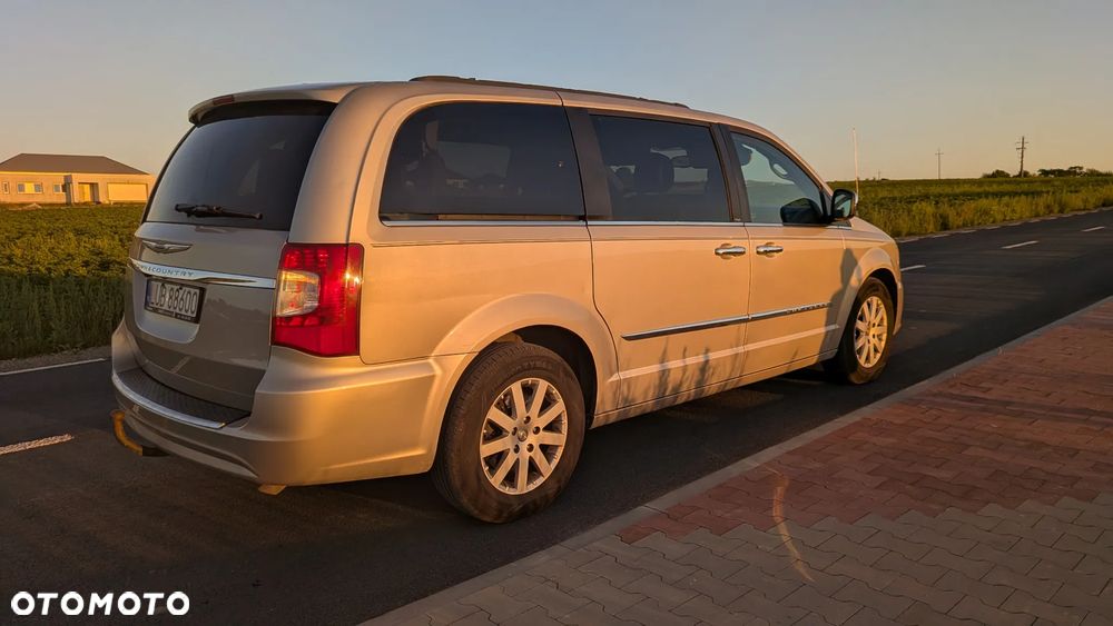 Chrysler Town & Country - 2
