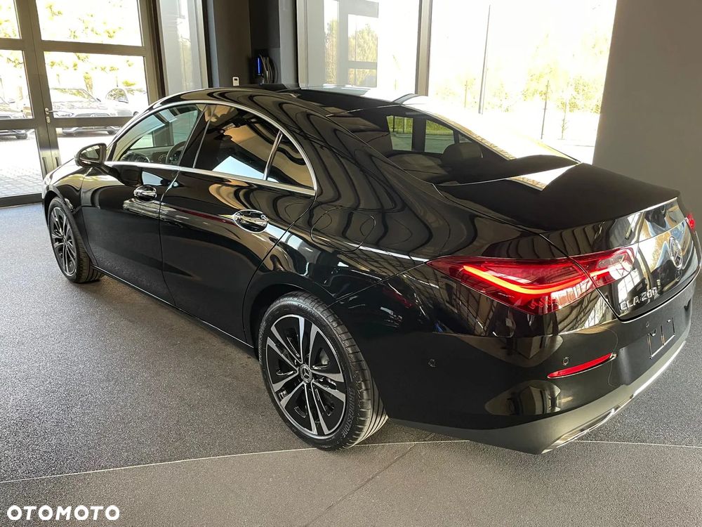 Mercedes-Benz CLA 200 Progressive 7G-DCT - 4