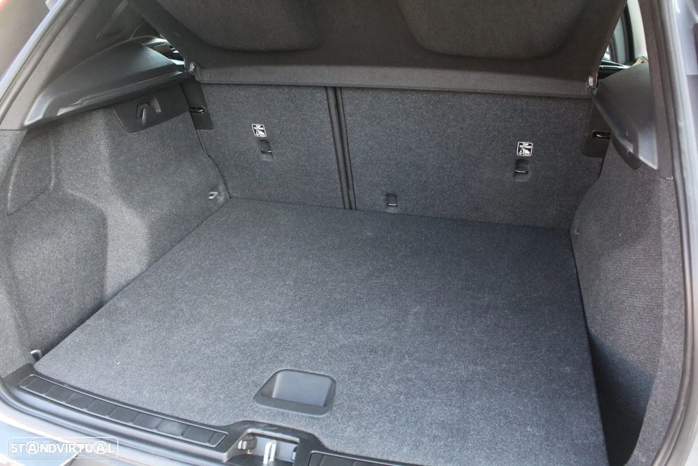 Volvo XC 40 1.5 T3 Momentum Tech Edition - 16