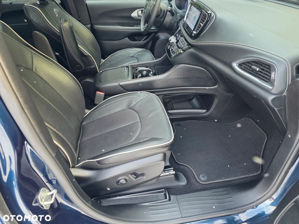 Chrysler Pacifica - 16