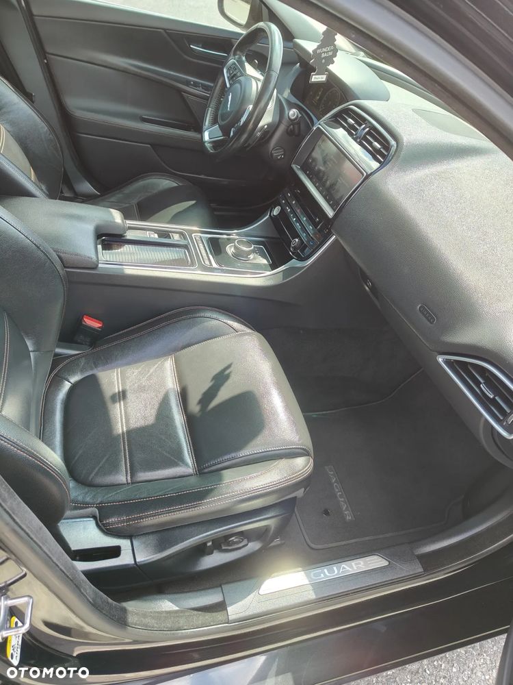 Jaguar XE - 25