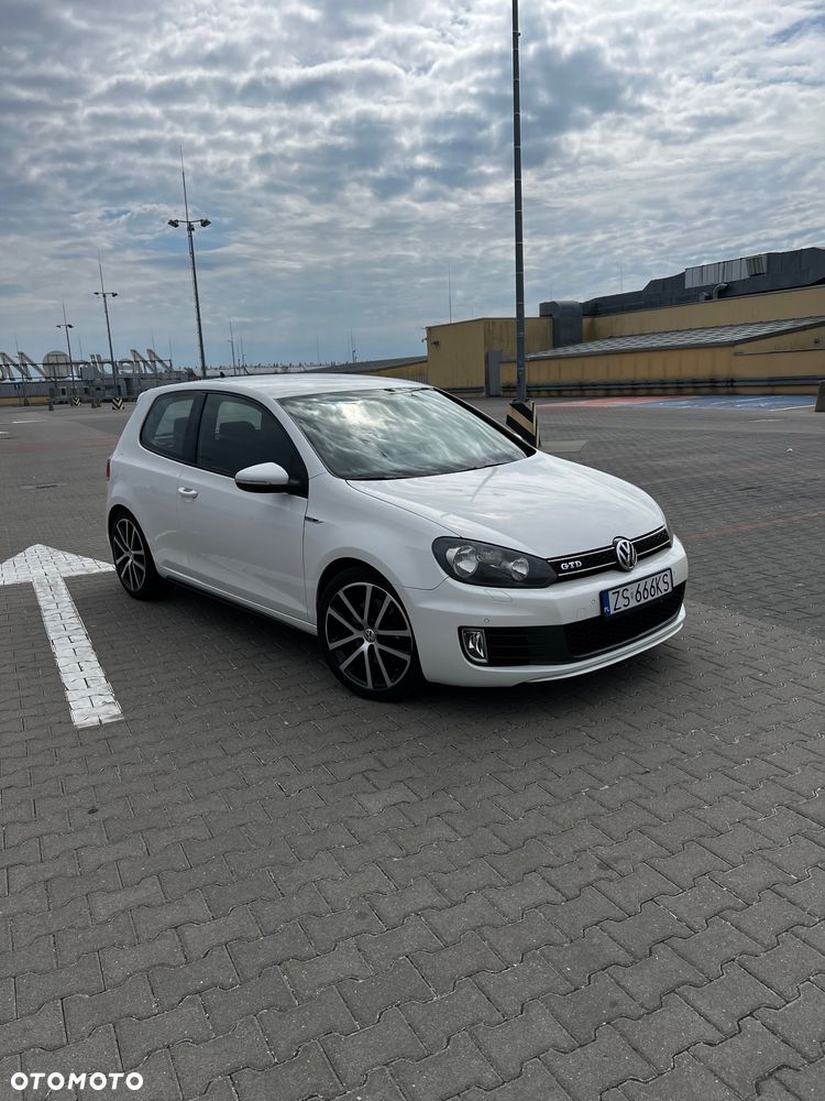 Volkswagen Golf - 1