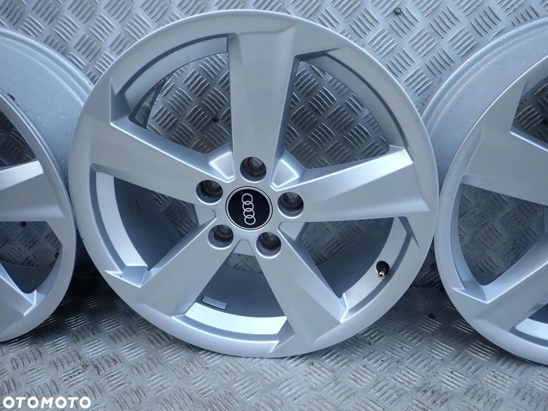FELGI ALUMINIOWE AUDI 81A601025B 7X17 ET 45 5X112 DOSTEPNE 2 KOMPLETY - 14
