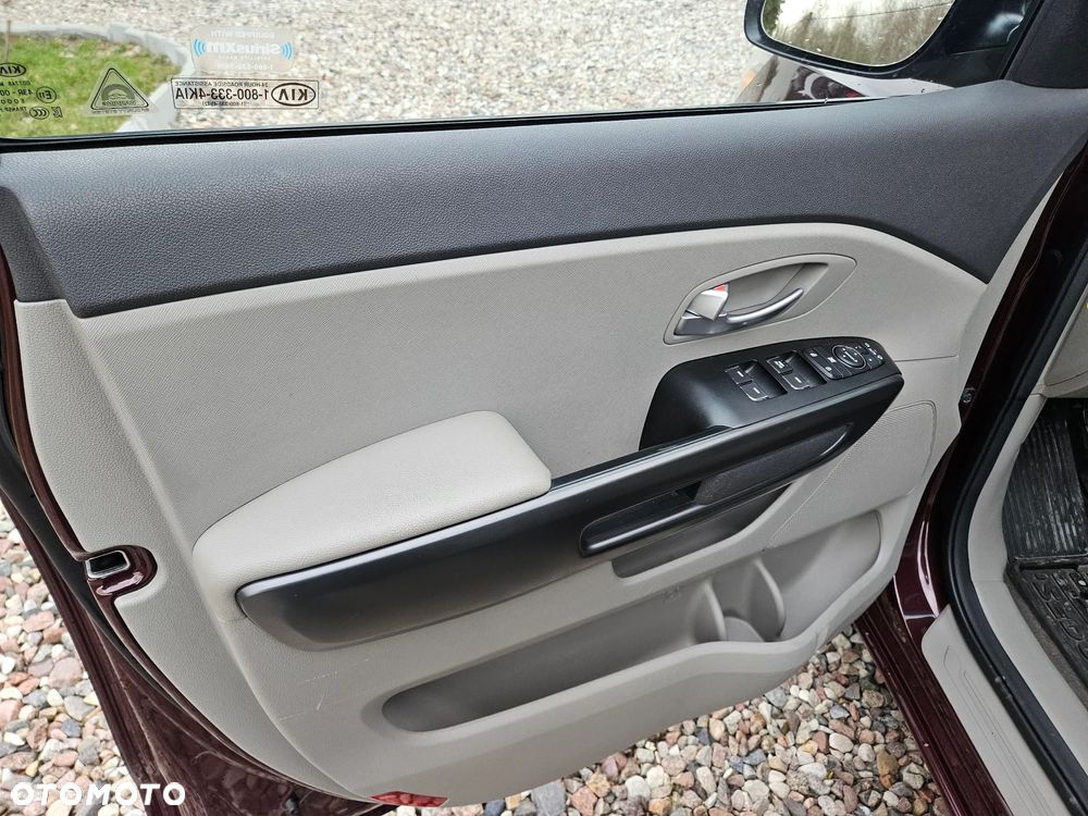 Kia Sedona - 13