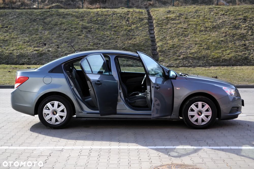 Chevrolet Cruze 1.6 Base - 29