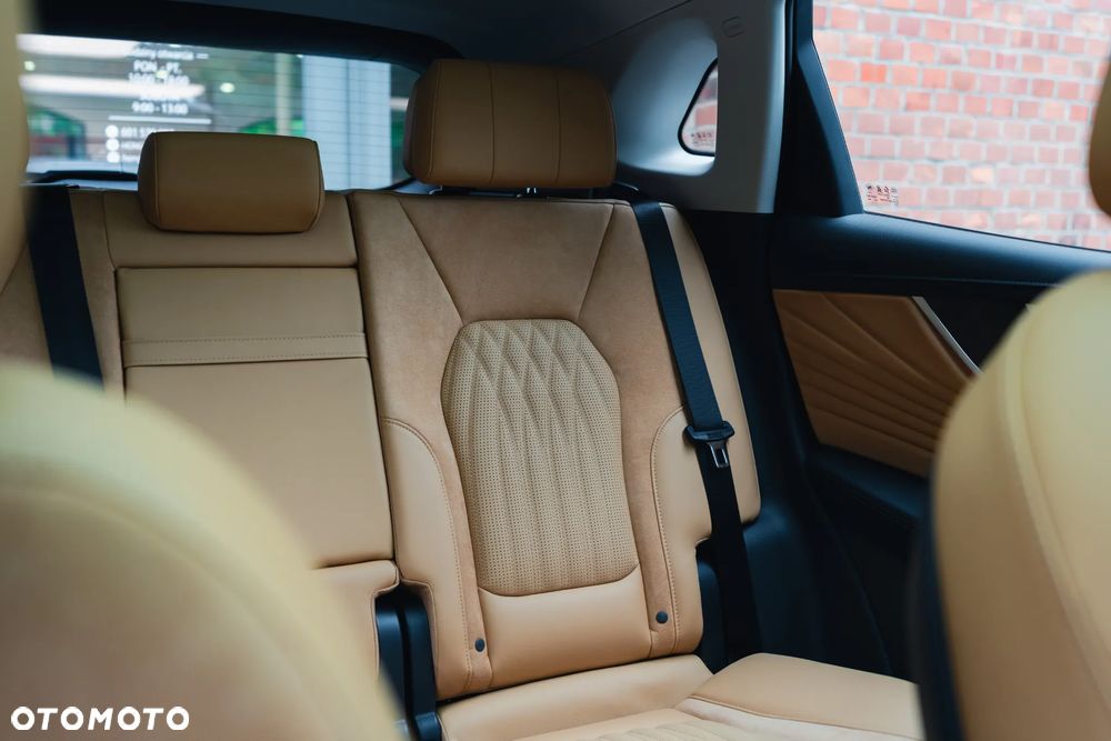 Hongqi HS5 2.0T Executive AWD - 24