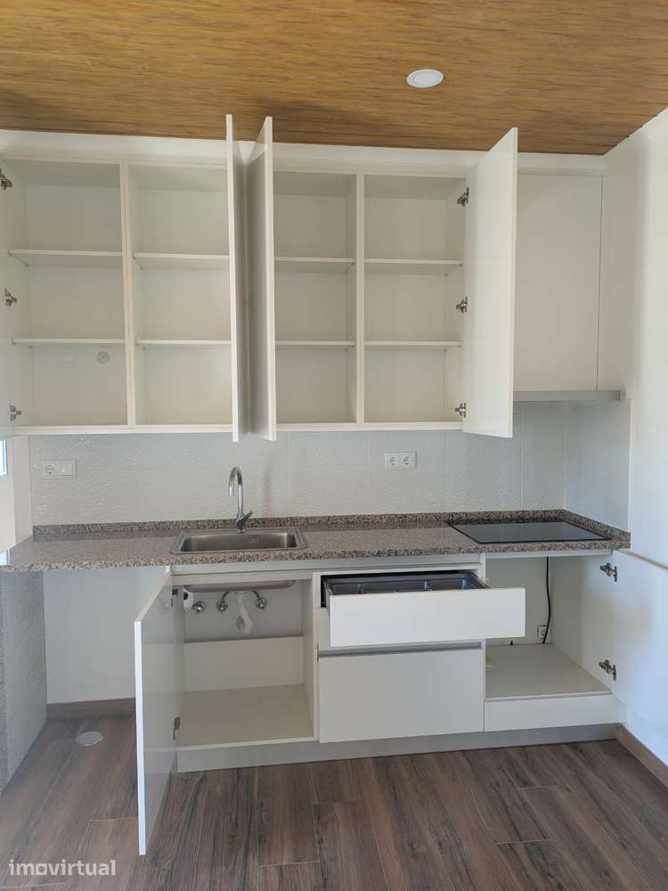 Moradia T1 geminada em zona sossegada, pronta a habitar - Grande imagem: 2/9