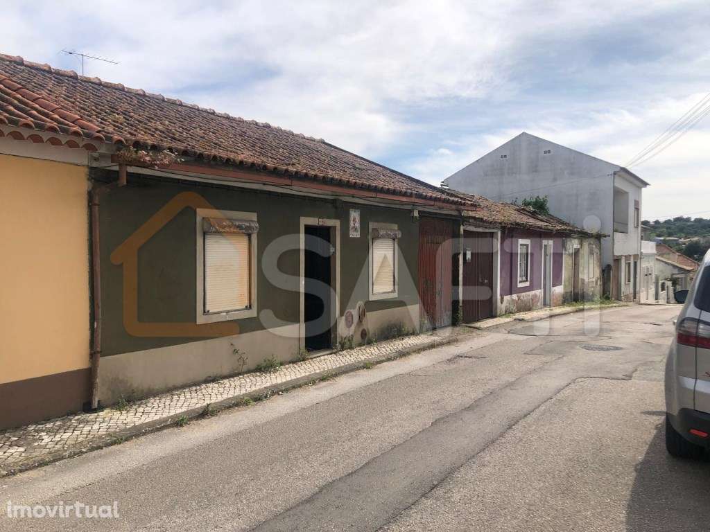 Moradia T3 para recuperar no centro de Torres Novas - Grande imagem: 2/31