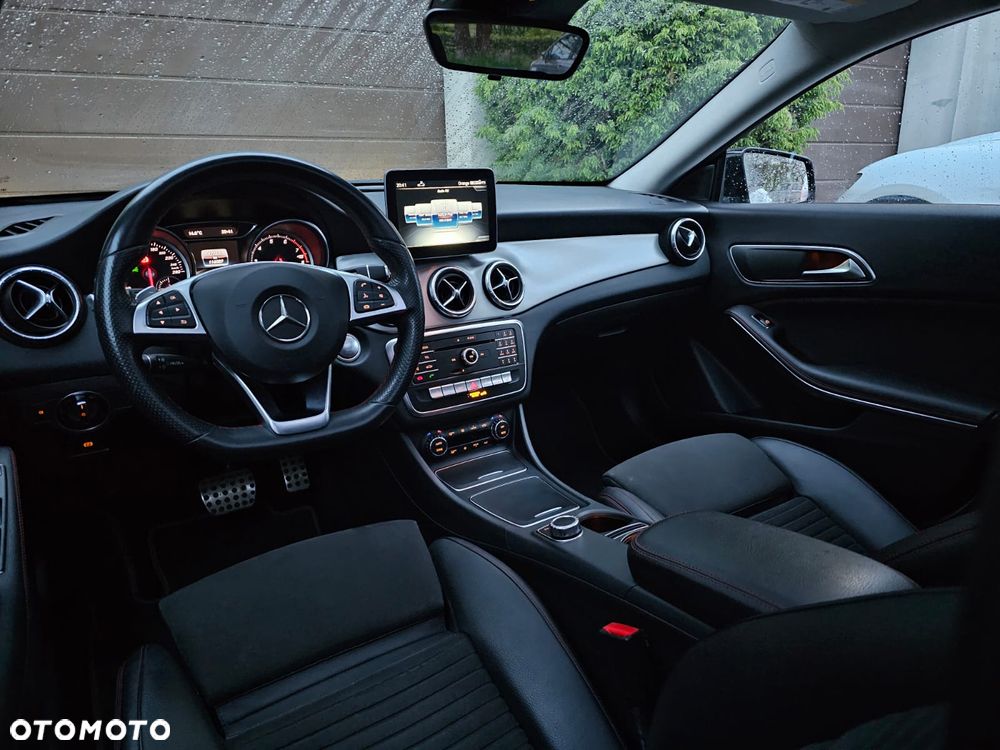 Mercedes-Benz CLA 220 4-Matic AMG Line - 12