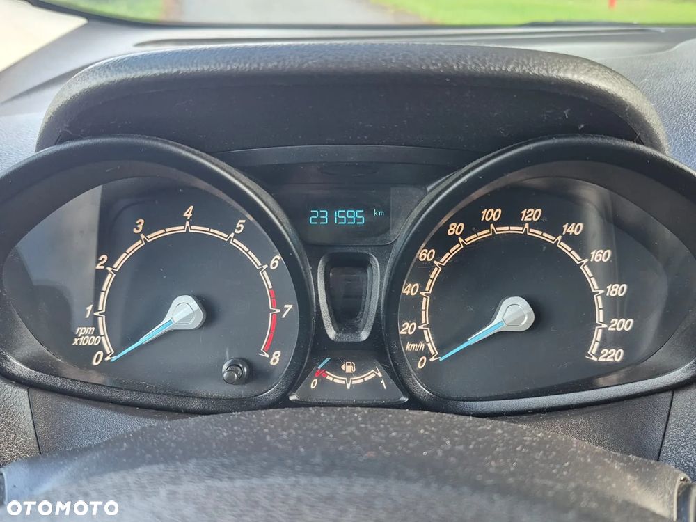 Ford Transit Courier - 12