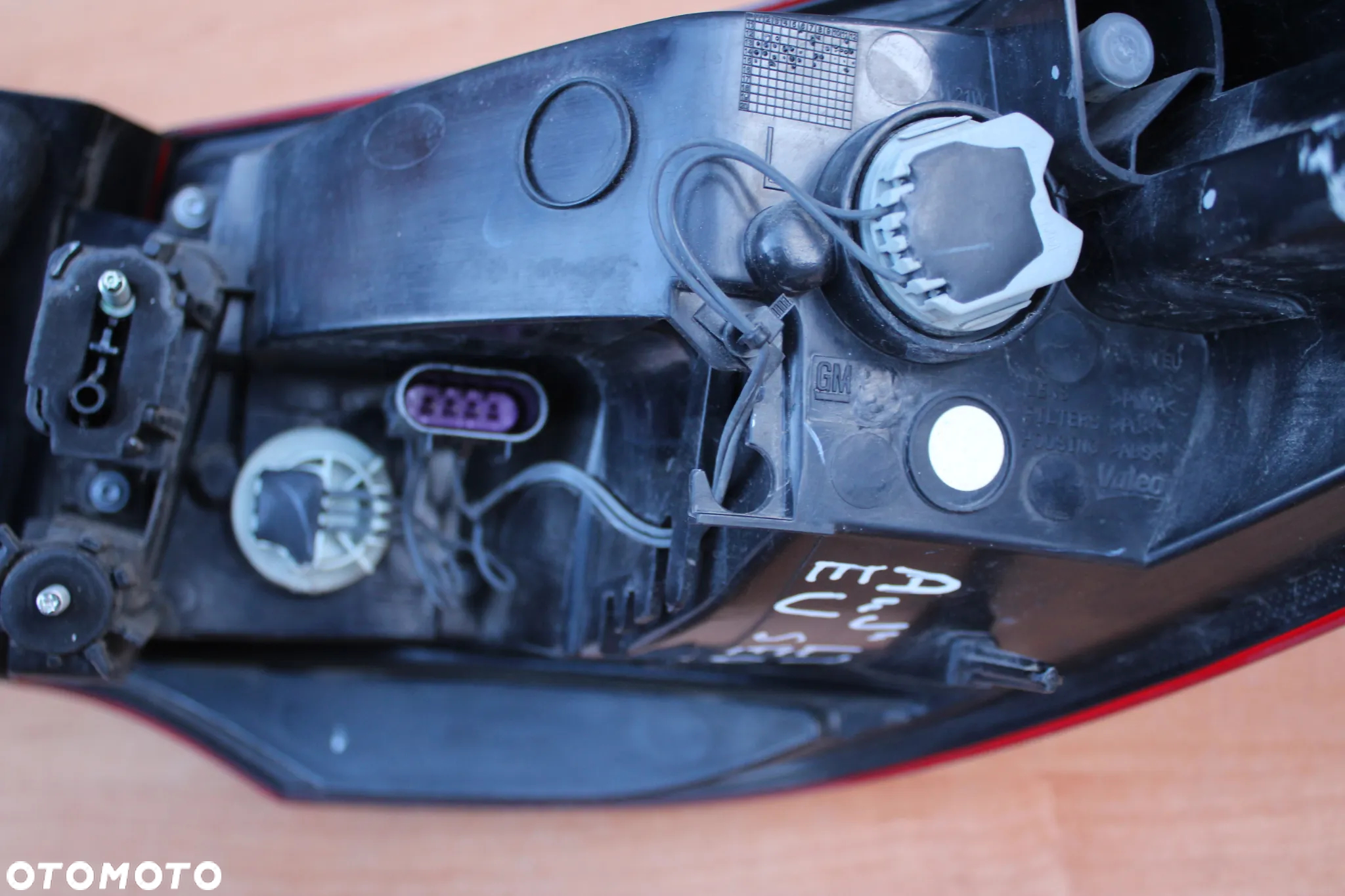 LAMPA LEWA TYLNA LEWY TYŁ W BŁOTNIK OPEL ASTRA J SEDAN EUROPA ORYGINALNA 25870153 - 14