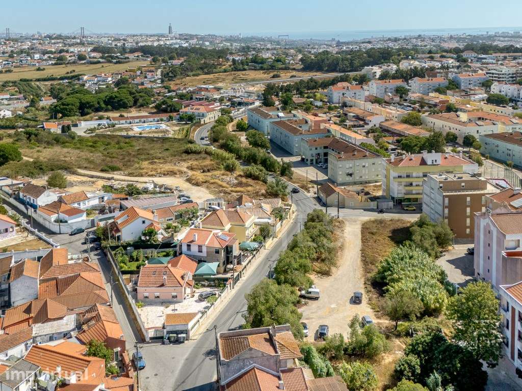 Prédio em ruína, na Charneca da Caparica. - Grande imagem: 3/13