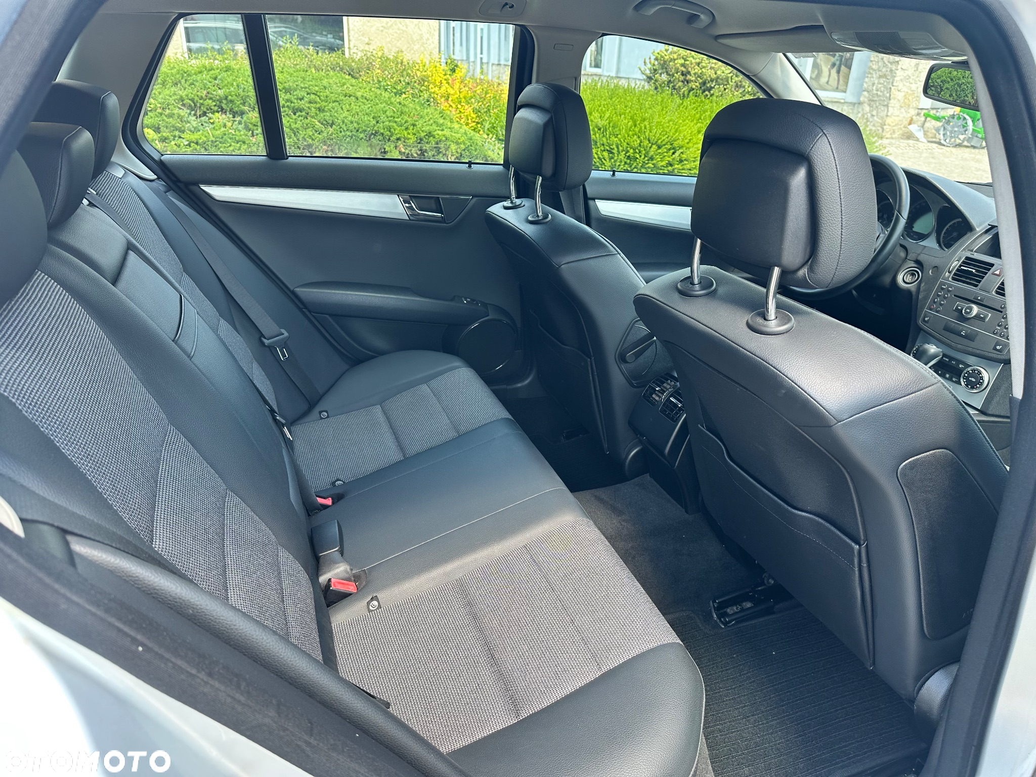 Mercedes-Benz Klasa C 180 T CGI Automatik BlueEFFICIENCY Avantgarde - 32