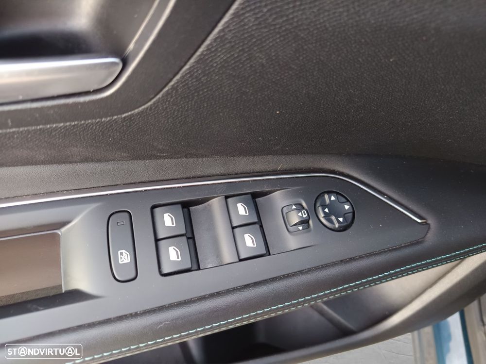 Peugeot 3008 1.6 Hybrid4 Allure Pack e-EAT8 - 30