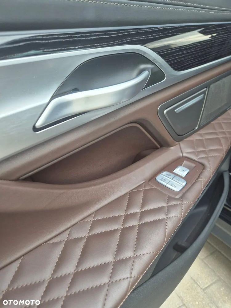 BMW Seria 7 750Li xDrive - 26