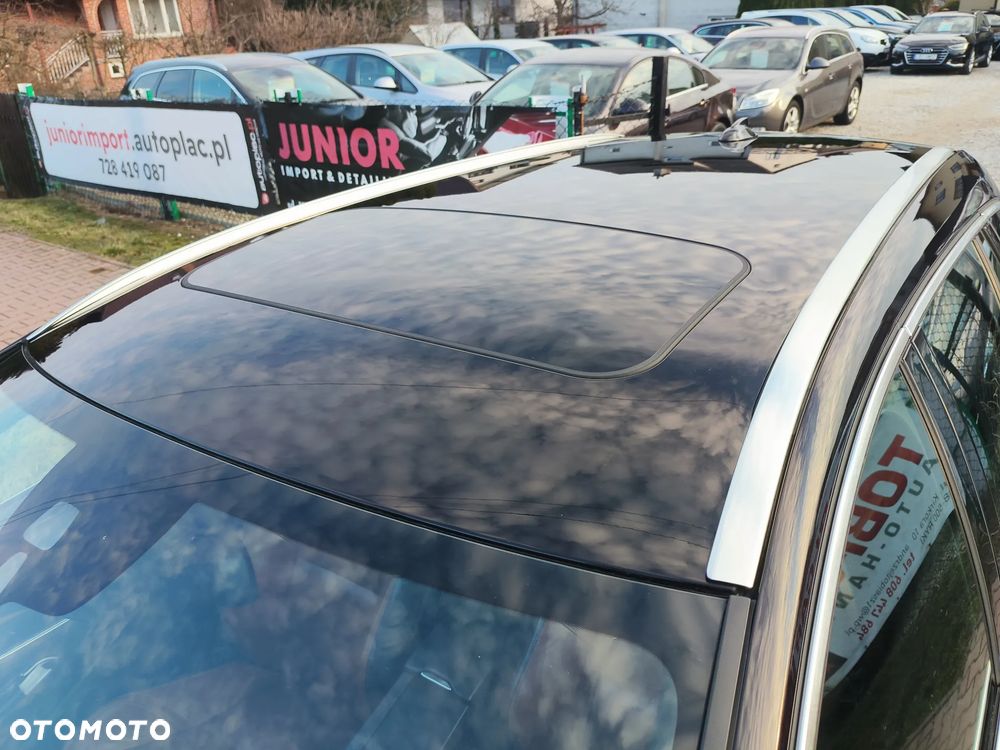 Volvo V60 D6 AWD Plug-in Hybrid R-Design Momentum - 28