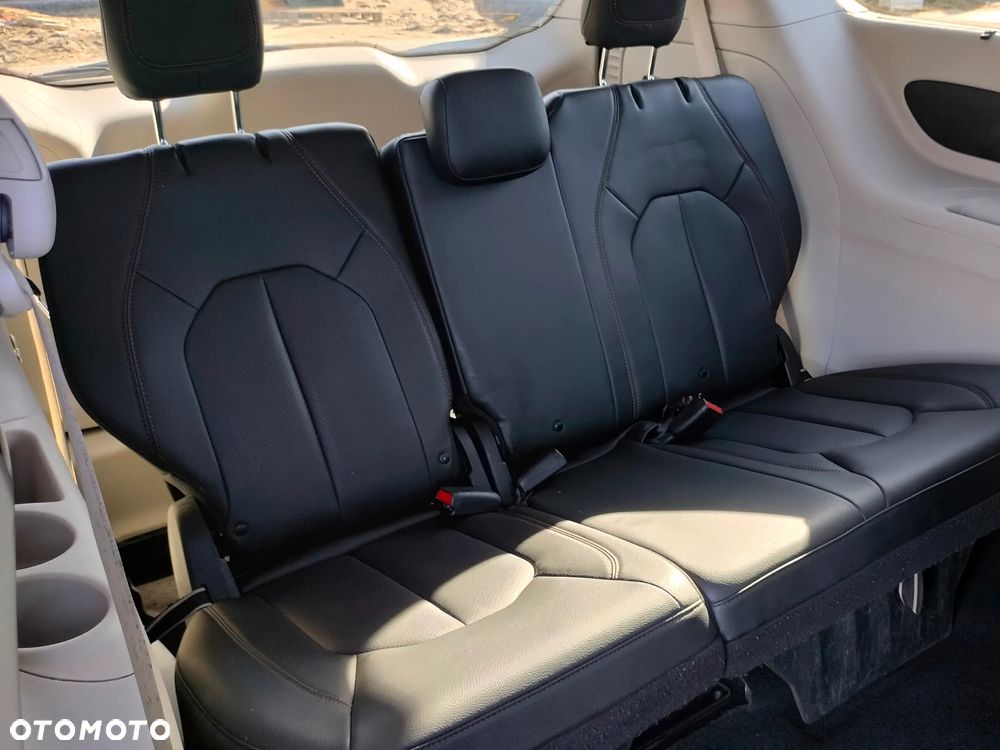 Chrysler Pacifica - 15