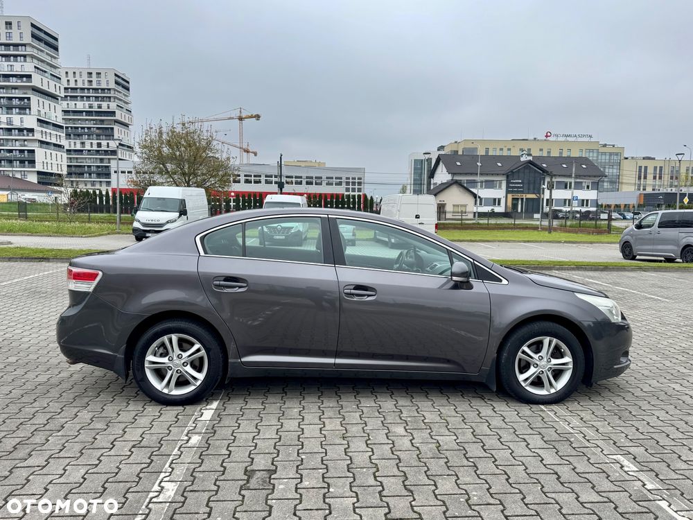 Toyota Avensis 2.0 D-4D - 11