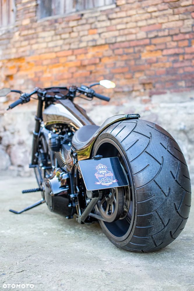 Harley-Davidson Softail Breakout - 10