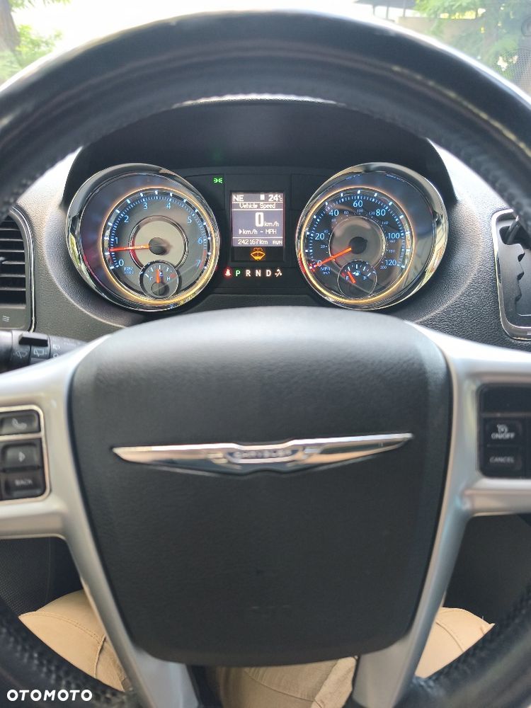 Chrysler Town & Country - 8