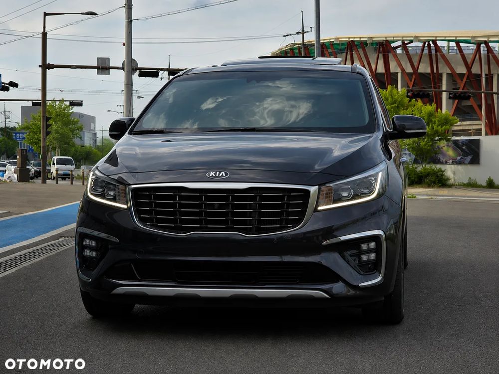 Kia Carnival - 1