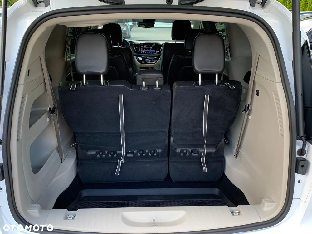 Chrysler Pacifica - 16