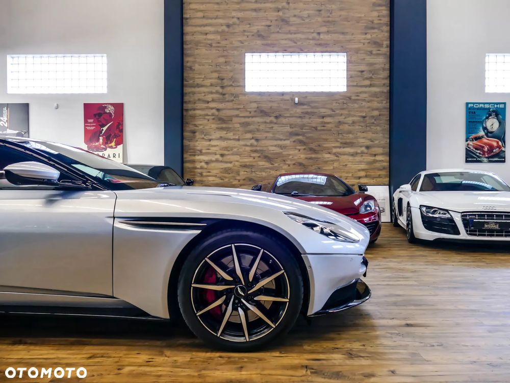 Aston Martin DB11 V12 AMR - 27