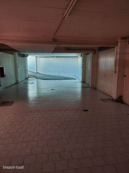 Garagem e arrecadação rinhoa bons acessos - Grande imagem: 3/5