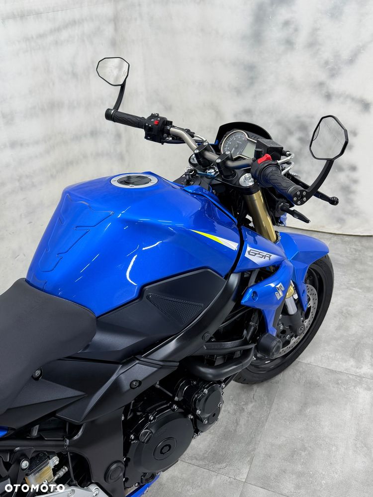 Suzuki GSR - 8