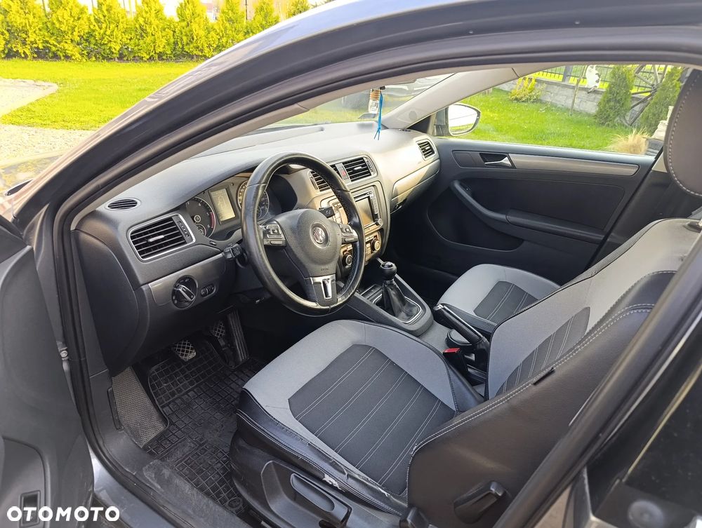 Volkswagen Jetta 2.0 TDI Highline - 5