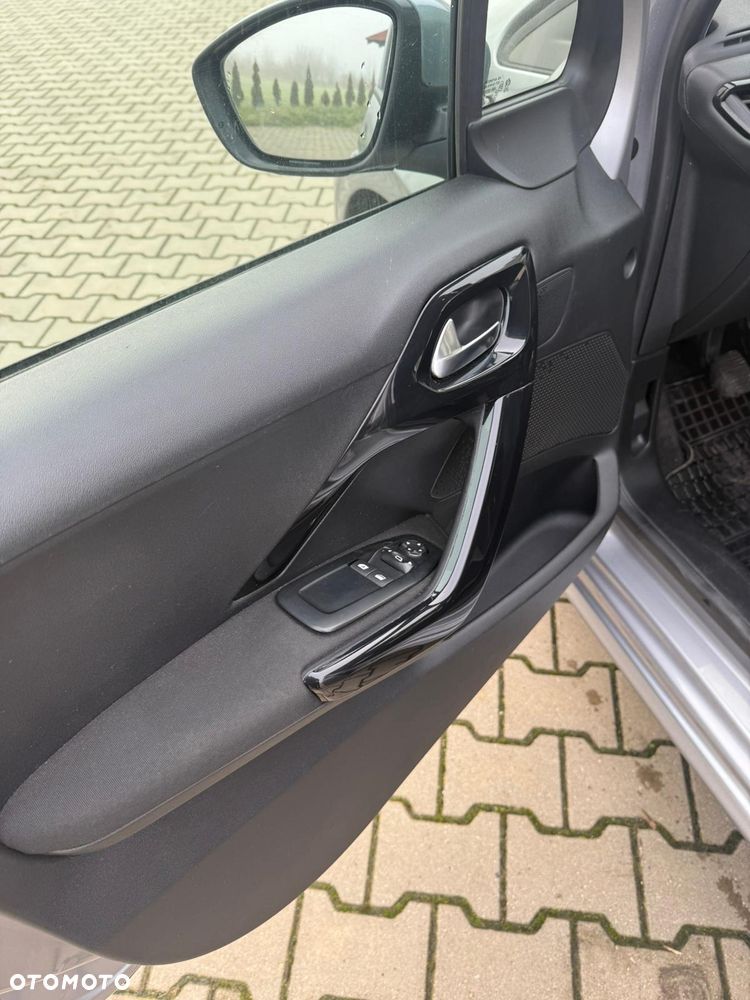 Peugeot 208 - 12