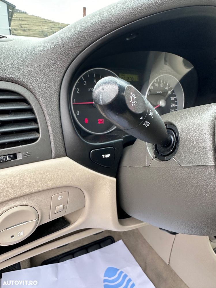 Hyundai Accent 1.4 GL - 16