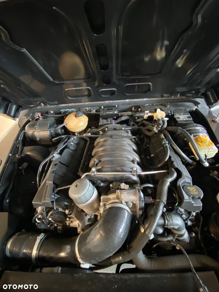 Land Rover Defender - 12