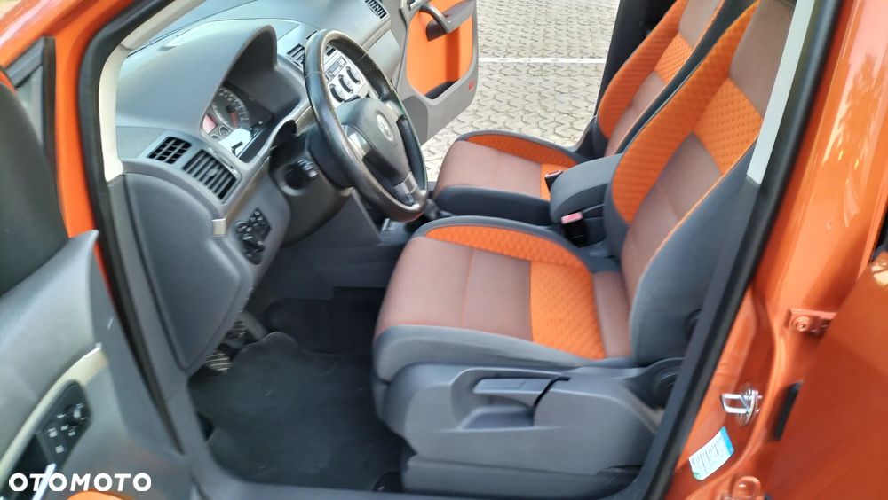 Volkswagen Touran - 4