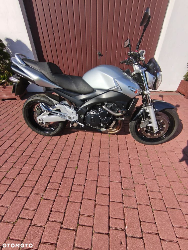 Suzuki GSR - 3