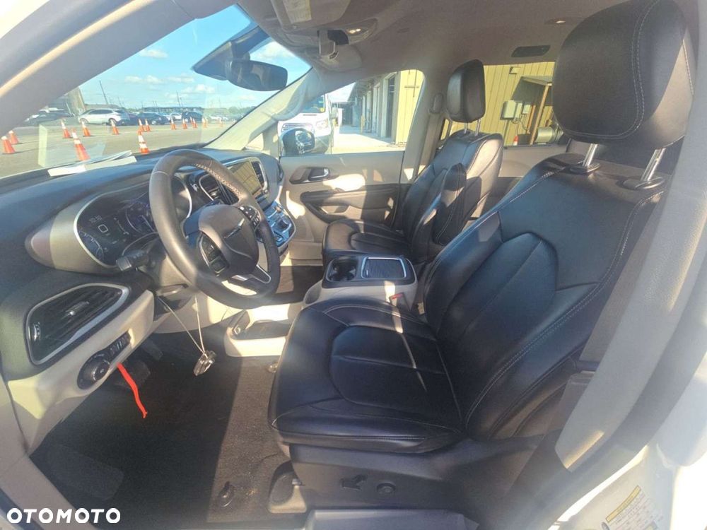 Chrysler Pacifica - 12