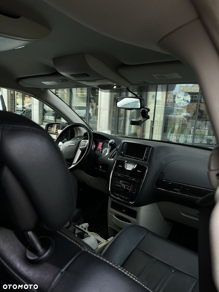 Chrysler Town & Country - 7