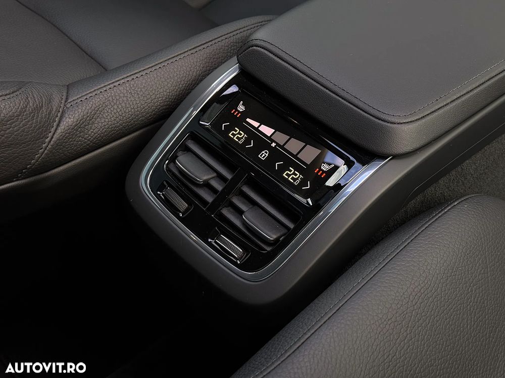 Volvo XC 60 B4 MHEV AT AWD Ultimate Dark - 28