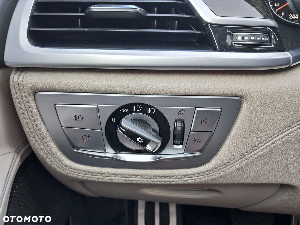 BMW Seria 7 740Li - 21