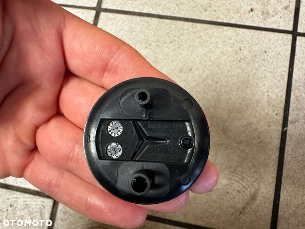 MERCEDES W206 EMBLEMAT MASKI A0008172205 - 3