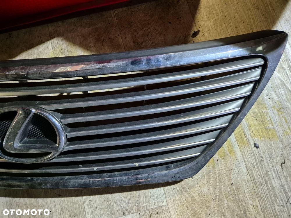 Grill uszkodzony Lexus LS460 06-10r. - 3