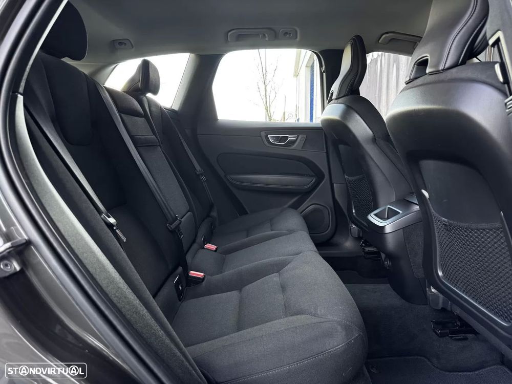 Volvo XC 60 2.0 B4 Momentum Plus - 32