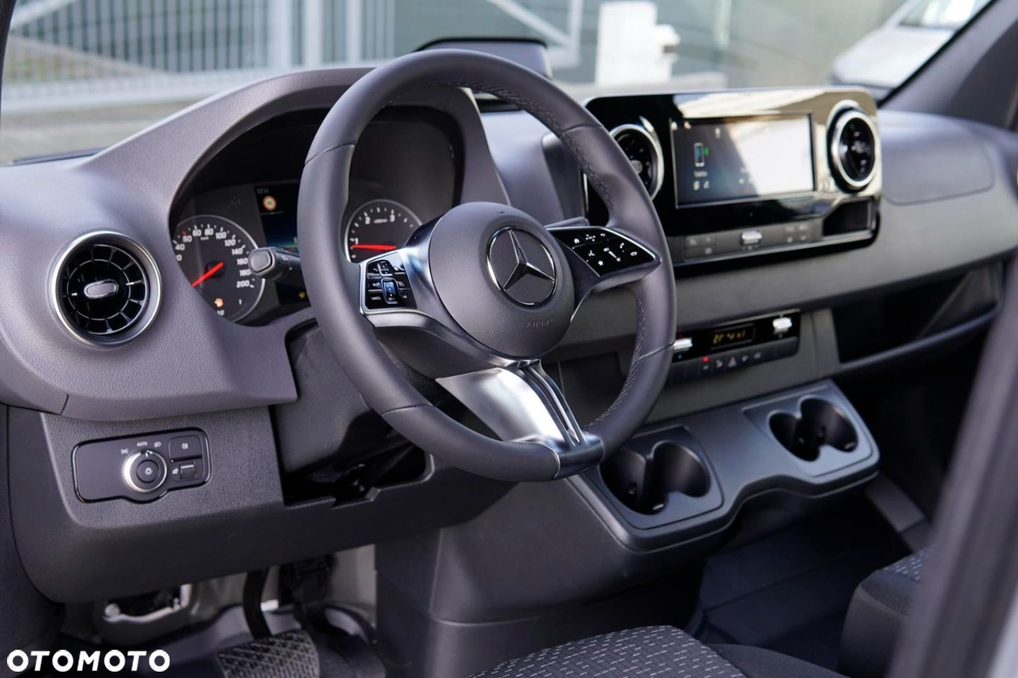 Mercedes-Benz Sprinter - 11