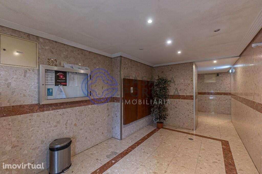 T3 convertido em T4 em Vilar de Andorinho | Box 2 Carros | Excelente E - Grande imagem: 2/25