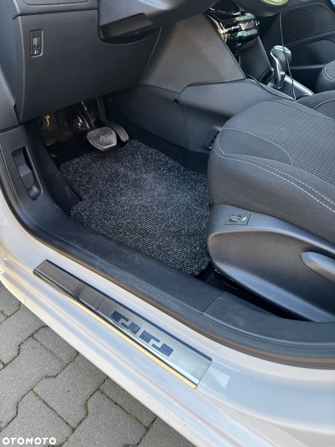 Peugeot 208 - 11