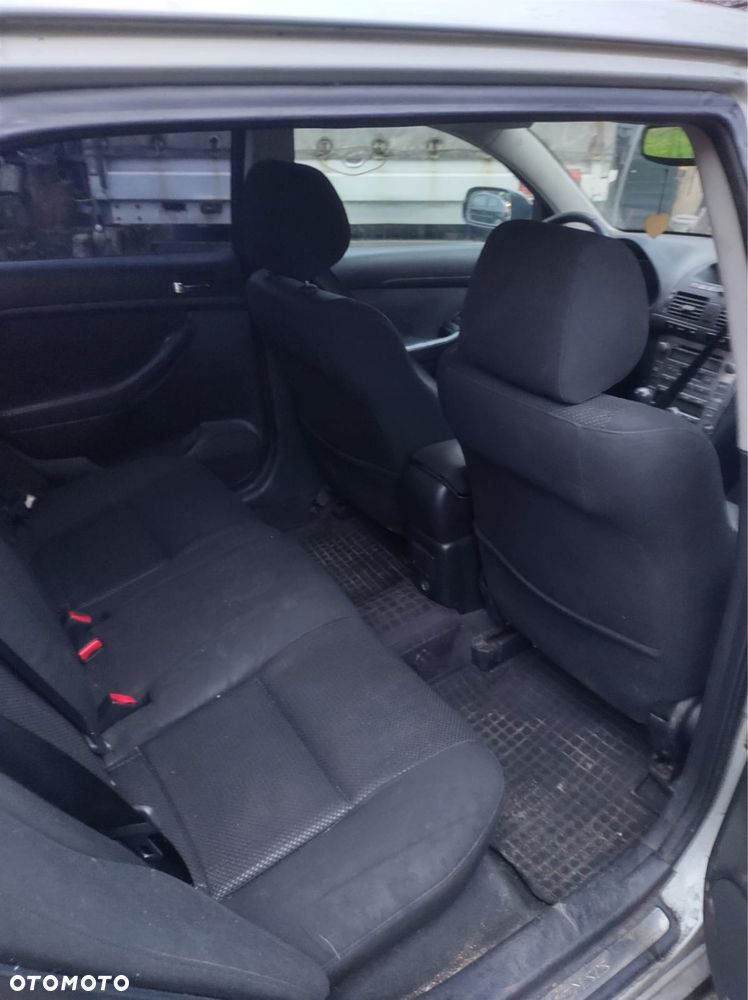 Toyota Avensis - 6